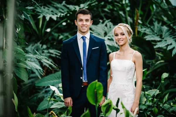 Noivo Terno Casamento Noiva Vestido Estão Jardim Verde Botânico Cheio — Fotografia de Stock