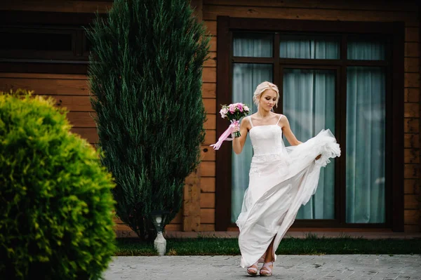 Çekici Bir Gelinin Portresi Düğün Buketi Ile Dans Ediyor Dönüyor — Stok fotoğraf
