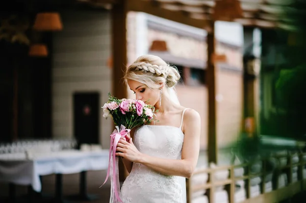 Young Beautiful Bride Elegant Dress Bouquet Stands Restaurant Location Wedding — Stock Photo, Image