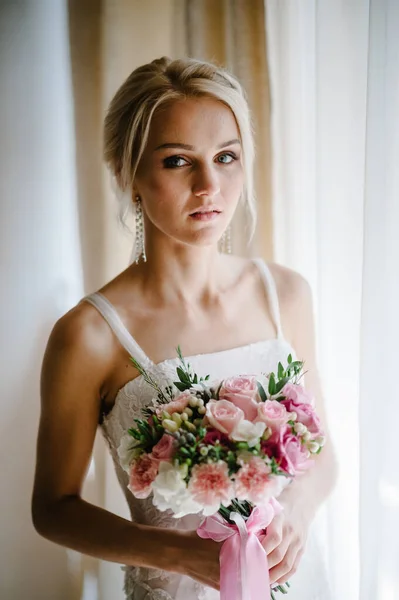 Retrato Sério Noiva Com Maquiagem Luxo Penteado Com Buquê Casamento — Fotografia de Stock