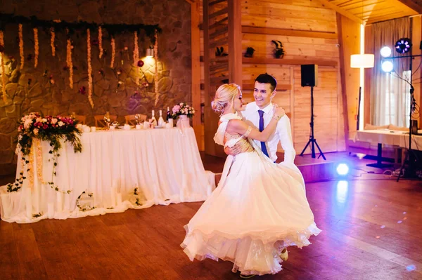 新婚初の結婚式のダンス レストランで花嫁と新郎が踊る — ストック写真