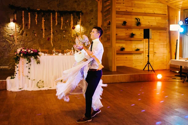 Primer Baile Bodas Recién Casados Novia Novio Bailando Restaurante —  Fotos de Stock