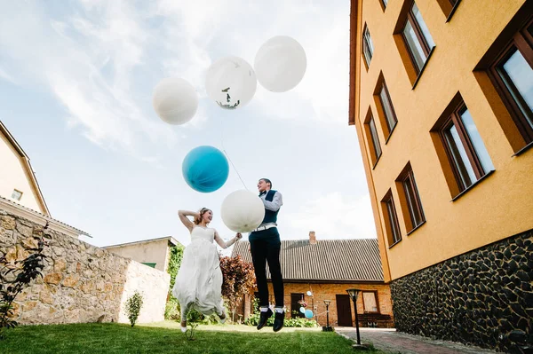 Elegante Novia Feliz Novio Sostienen Globos Las Manos Saltar Plantea — Foto de Stock