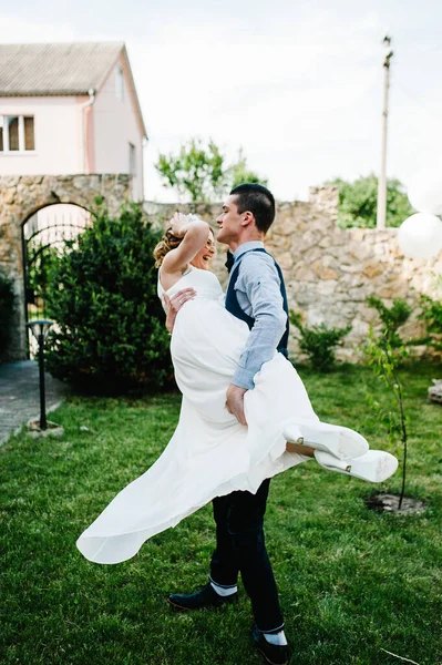 Stilvolles Glückliches Lächeln Braut Bräutigam Halten Sich Den Händen Und — Stockfoto