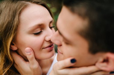 Bir kadın bir erkeği dudaktan öper. Kapat..