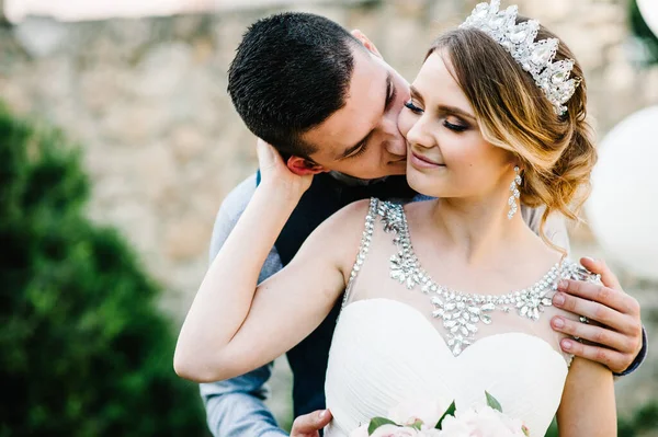 Stílusos Boldog Menyasszony Koronával Vőlegénnyel Ember Friss Házasok Ölelkeznek Csókolóznak — Stock Fotó