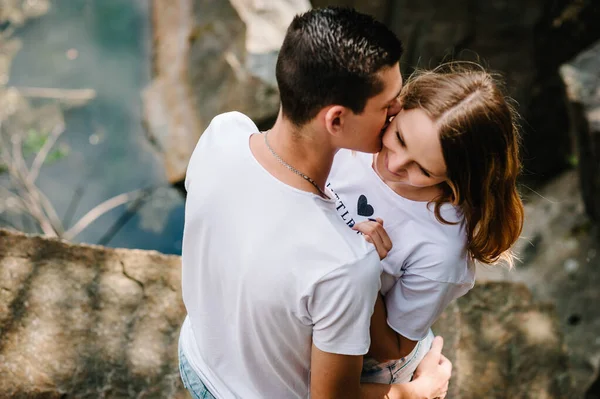 Young Couple Hugging Kissing Stone Lake Man Woman Stand Background — Stock Photo, Image