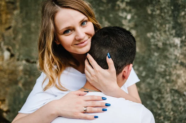 Mãos Uma Mulher Abraçam Homens Fundo Grande Muro Pedra Pedra — Fotografia de Stock