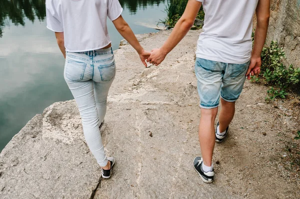 Beine Junges Paar Auf Stein Der Nähe Des Sees Blick — Stockfoto
