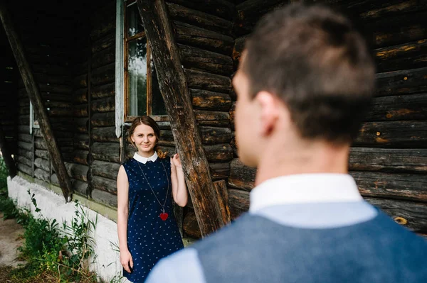 Uma Jovem Mulher Olha Para Imagem Marido Metade Superior Olhar — Fotografia de Stock