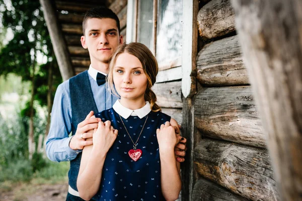 Una Pareja Romántica Día San Valentín Hombre Abrazar Una Mujer — Foto de Stock