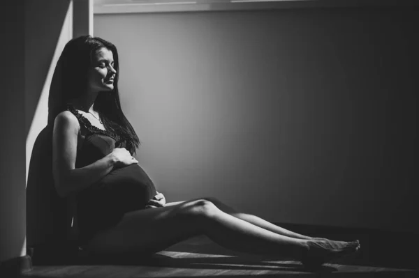 Čekám Dítě Těhotná Žena Sedí Okna Rukama Objímá Kulaté Břicho — Stock fotografie