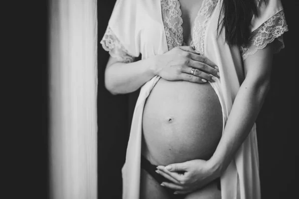 Mulher Grávida Segurar Mãos Volta Estômago Menina Abraça Uma Barriga — Fotografia de Stock