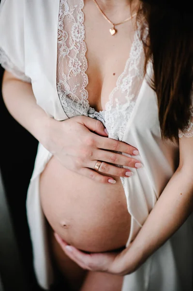 Mulher Grávida Segurar Mãos Volta Estômago Menina Abraça Uma Barriga — Fotografia de Stock