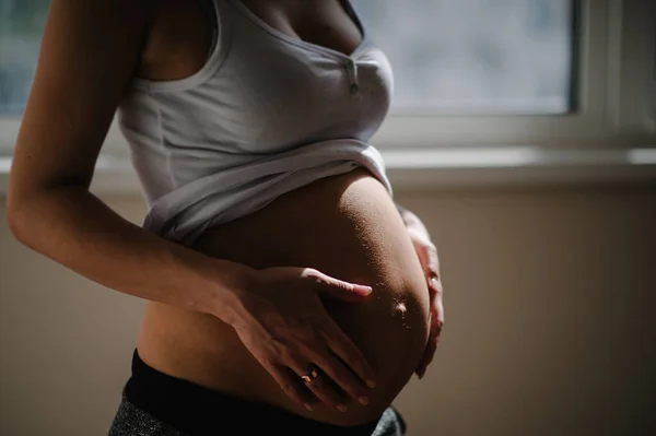 Esperando Bebé Mujer Embarazada Pie Cerca Ventana Las Manos Abraza — Foto de Stock