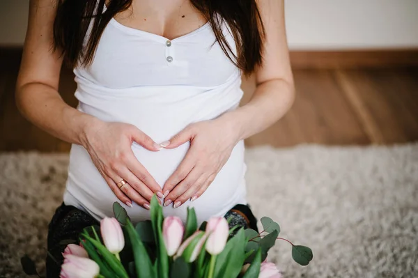 Mulher Grávida Segurando Barriga Com Buquê Flores Abraçando Barriga Fazendo — Fotografia de Stock