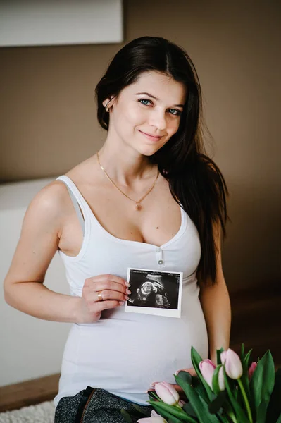 Donna Incinta Con Ecografia Foto Foto Sulla Pancia Della Sua — Foto Stock