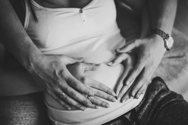 Imagem Cortada Marido Segurando Barriga Sua Esposa Grávida Fazendo Símbolo — Fotografia de Stock