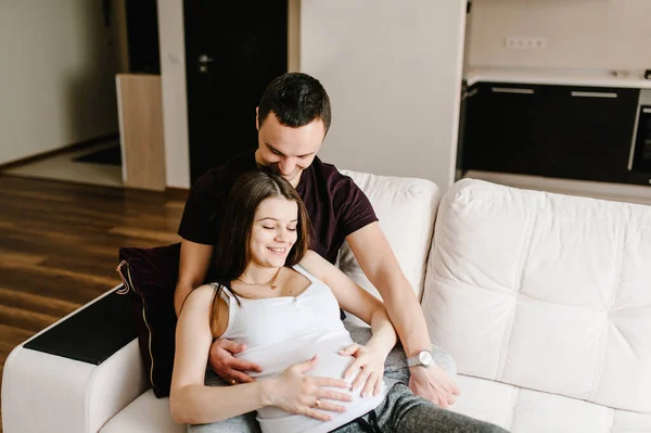 Imagem Marido Segurando Barriga Sua Esposa Grávida Fazendo Símbolo Mãos — Fotografia de Stock