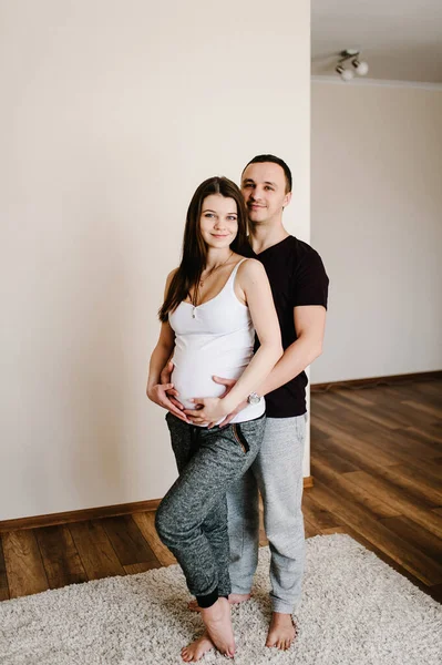 Imagem Marido Segurando Barriga Das Mãos Esposa Grávida Mulher Menina — Fotografia de Stock