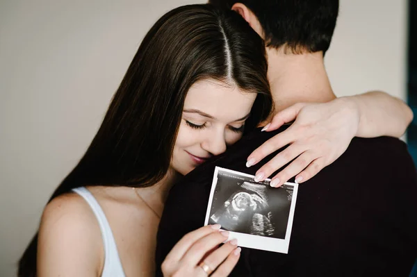 Hamile Çift Ellerinin Ultrason Taramasında Bebeğini Tutuyor Bir Adam Bir — Stok fotoğraf