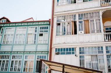Gürcistan 'ın Tiflis kentindeki geleneksel oyma balkonlar ve renkli ahşap evler cephesi.