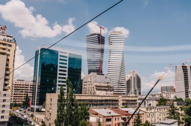 Gürcistan 'ın başkenti, Tiflis' teki yeni ve eski evlerin, gökdelenlerin, şehrin, şehrin ve sokakların yan manzarasıdır..