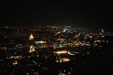 Gürcistan 'ın başkenti Mtatsminda Dağı' nın yeni ve eski evler, kule, şehir, kasaba ve caddeleri üzerindeki manzarası Gürcistan 'ın başkentidir..