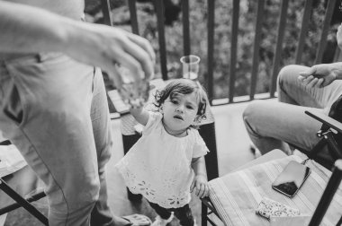 Arkadaşları olan baba bira içer, çocuk, küçük kız, bebek bir barda ailesinden bir bardak alkol alır. Aile birlikte bir kafede, bir yaz günü bir restoranda vakit geçirir. Siyah beyaz fotoğraf.