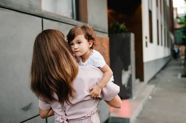 Jeune Famille Heureuse Mère Fille Lors Une Promenade Dans Les — Photo