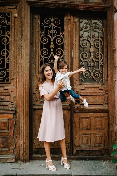 Joven Familia Feliz Madre Lanza Una Hija Durante Paseo Por — Foto de Stock