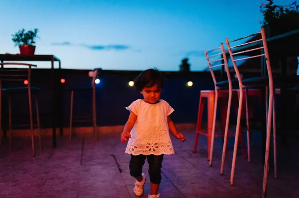 Portré Kislányról Ahogy Játszik Áll Utcai Étteremben Nyári Éjszakai Városban — Stock Fotó