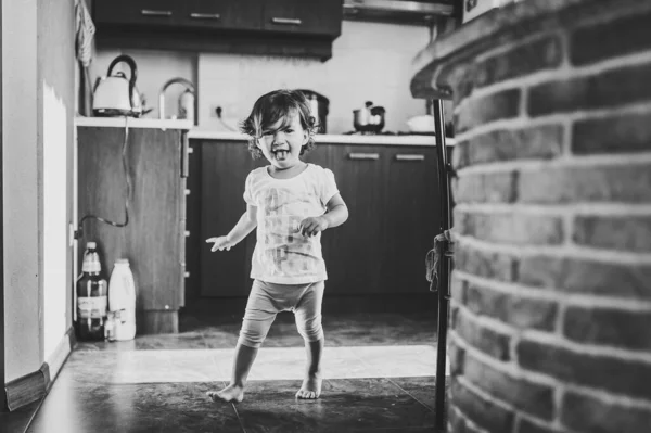 Vicces Csecsemő Lány Táncol Otthon Kis Gyermek Játék Baba Szórakozás — Stock Fotó