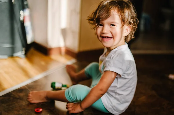 Portré Egy Csinos Aranyos Kisgyermek Lány Imádnivaló Baba Játszik Játékok — Stock Fotó