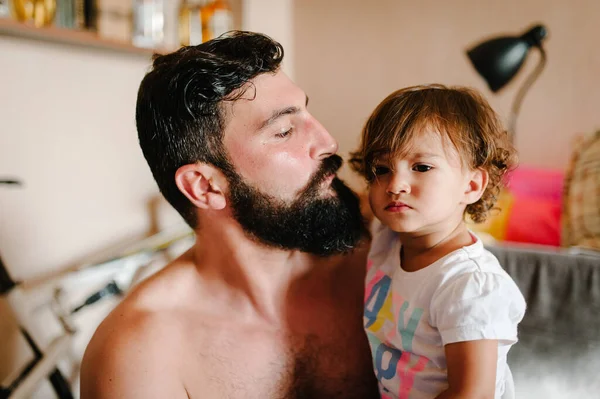 Jeune Père Passe Joyeusement Temps Avec Petite Fille Câline Dans — Photo