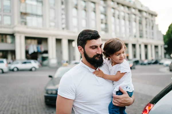 Молода Щаслива Сім Батько Дочка Під Час Прогулянки Вулицями Міста — стокове фото