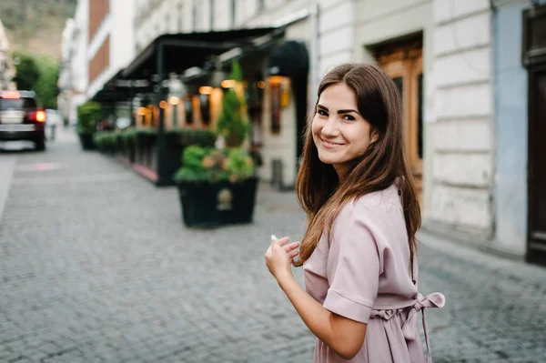 Ritratto Dalla Parte Posteriore Ragazza Elegante Con Capelli Lunghi Che — Foto Stock