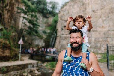 Turist, adam ve kızı orta Tiflis, Georgia 'nın eski sokaklarında yürüyor. Gürcistan 'ın başkenti Tiflis' in Eski Kasabası 'nda bir bahar günü mimarlık.