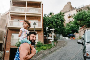 Turist, baba ve kızı Georgia 'nın başkenti orta Tiflis' in eski sokaklarında yürüyorlar. Tiflis 'in Eski Kasabası' nda bir bahar günü mimarlık..