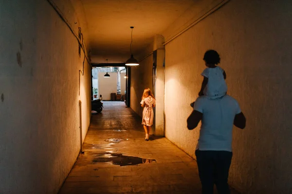 Silhouette Eines Mannes Einer Frau Und Eines Mädchens Einem Tunnel — Stockfoto