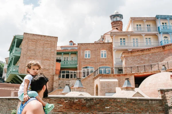Vater Und Tochter Spazieren Durch Die Alten Straßen Von Tiflis — Stockfoto