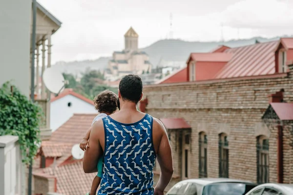 Turista Homem Filha Andando Volta Pelas Ruas Antigas Centro Tbilisi — Fotografia de Stock
