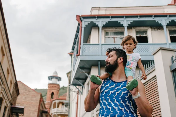 Jeune Père Marchant Avec Petite Fille Extérieur Dans Les Rues — Photo