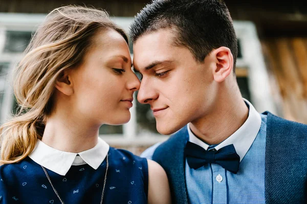 Visage Jeune Couple Embrassant Près Une Vieille Maison Bois Sur — Photo
