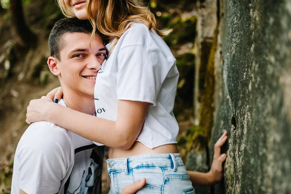 Mãos Uma Mulher Abraçam Homens Fundo Grande Muro Pedra Pedra — Fotografia de Stock