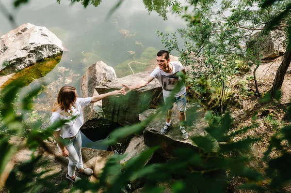 Junges Paar Steht Auf Stein Der Nähe Des Sees Ein — Stockfoto