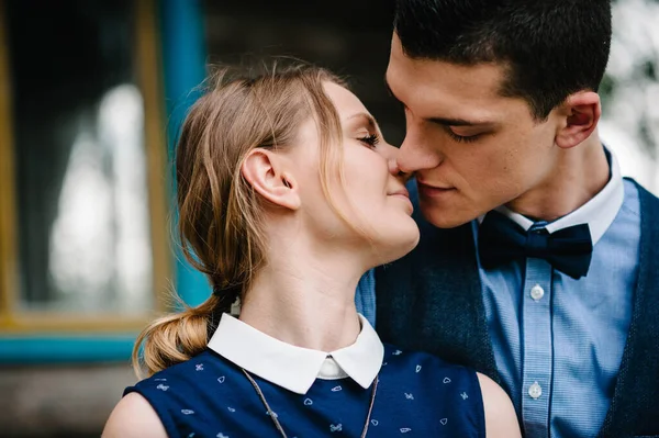Rosto Dos Jovens Jovem Casal Abraçando Beijando Perto Uma Casa — Fotografia de Stock