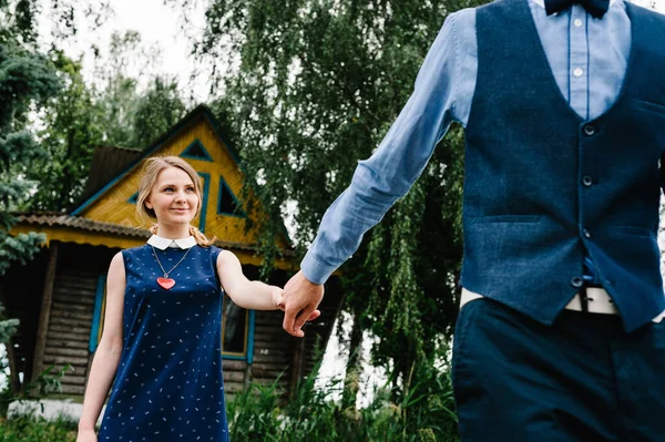 Der Mann Führt Das Mädchen Der Hand Hinter Sich Her — Stockfoto