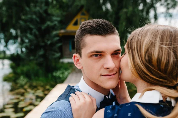 Joven Pareja Pie Besándose Puente Madera Sobre Lago Fondo Una —  Fotos de Stock