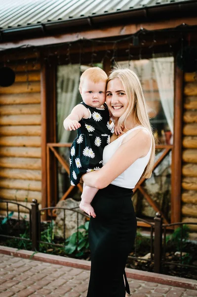 Jeune Belle Mère Avec Une Petite Fille Sur Les Mains — Photo